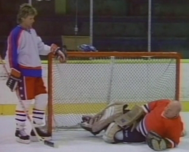 Angus MacGyver Trucs et Astuces - 3x12 Retraite Anticip�e - Mac et Pete sur la piste de Hockey